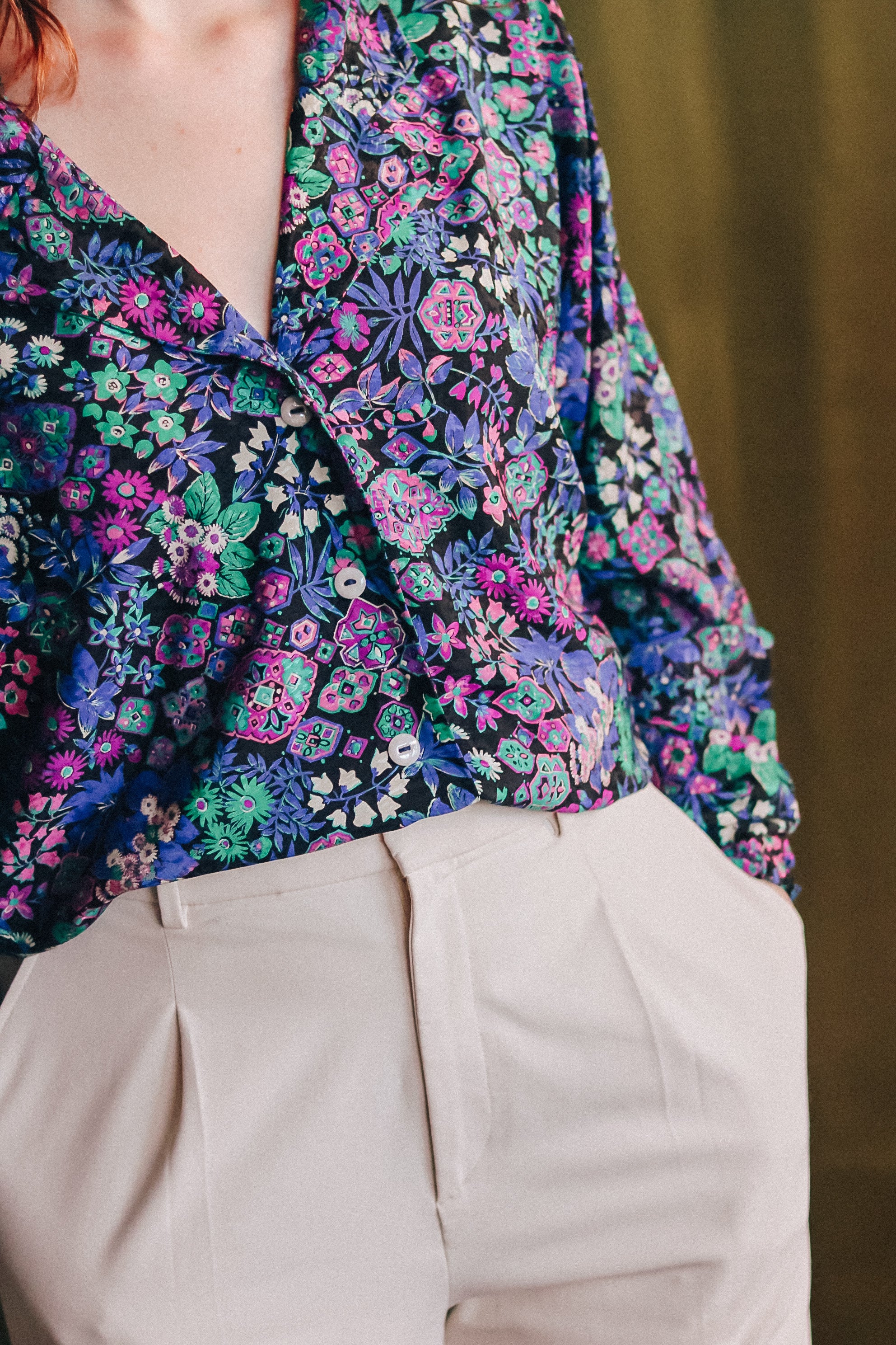 Chemise bomba portée avec le pantalon beige