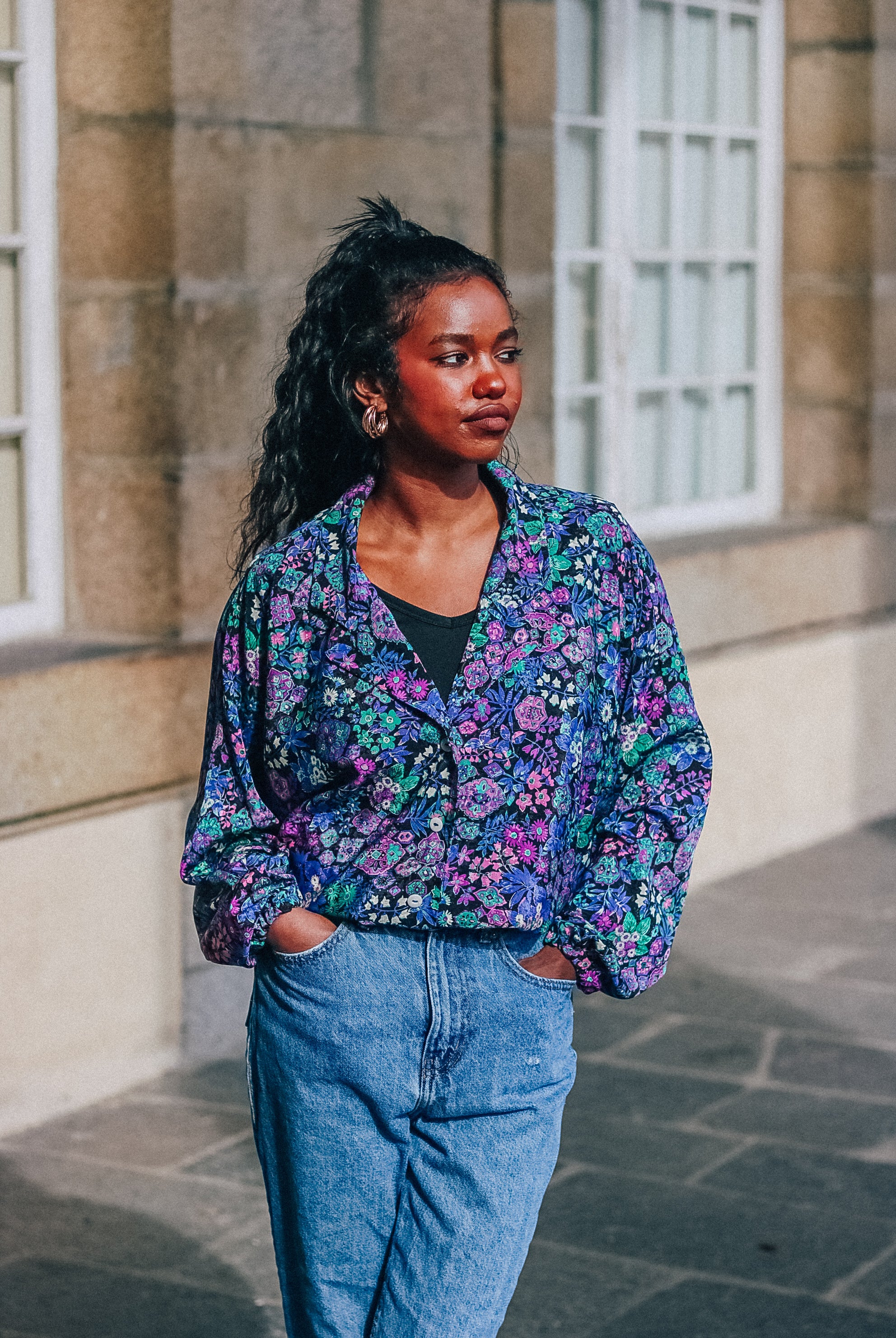 Rogueya avec la chemise fleurie bomba