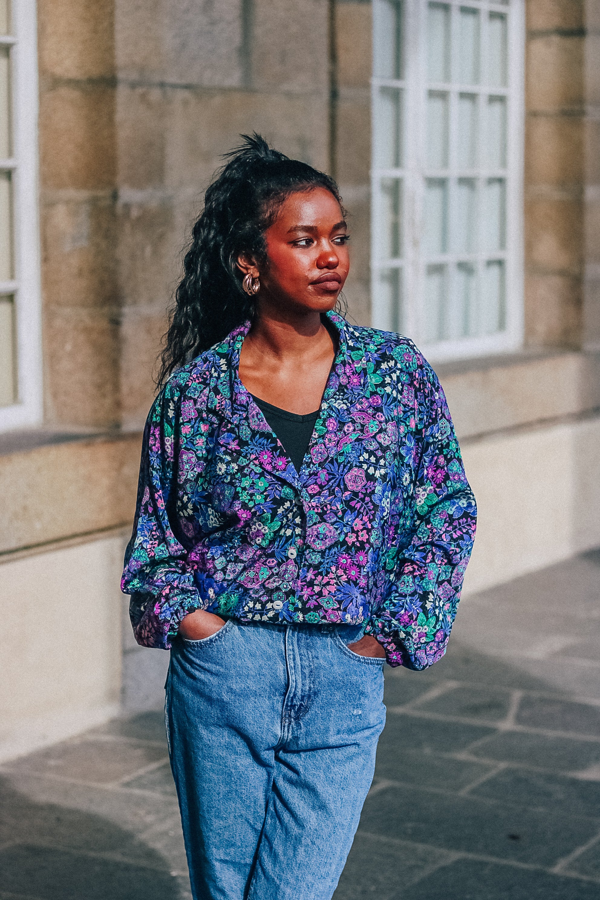 Rogueya avec la chemise fleurie bomba