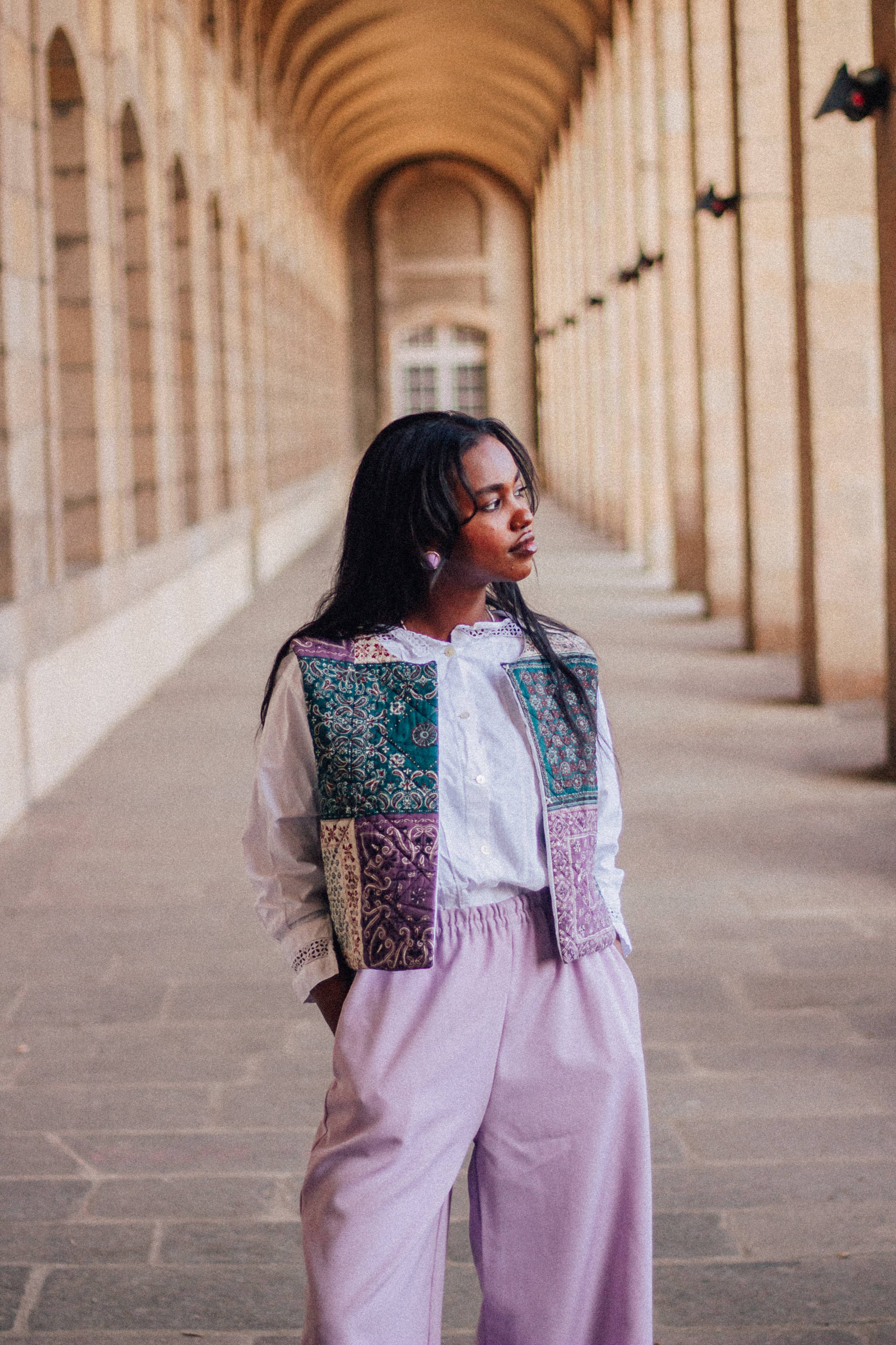 silhouette Rogueya avec pantalon lilas et veston pesley