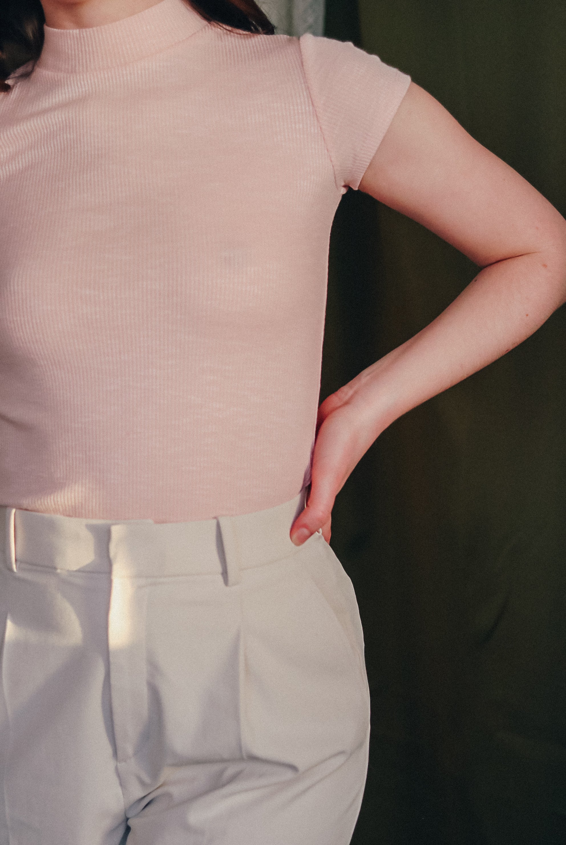 pull porté avec détails manche