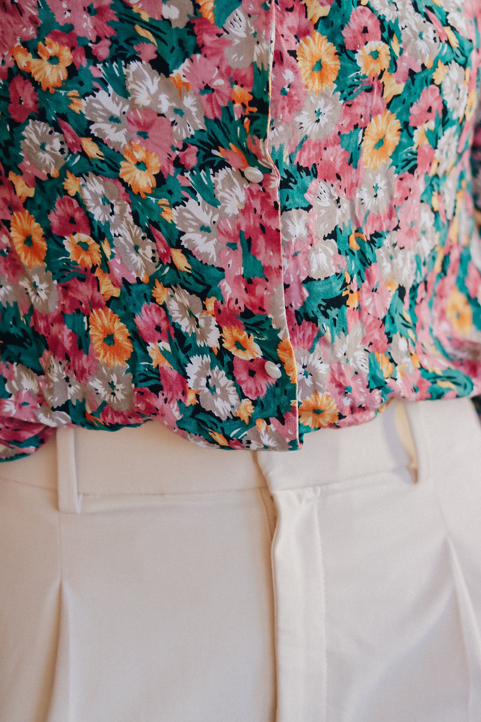 focus sur le motif fleuri de la chemise priya