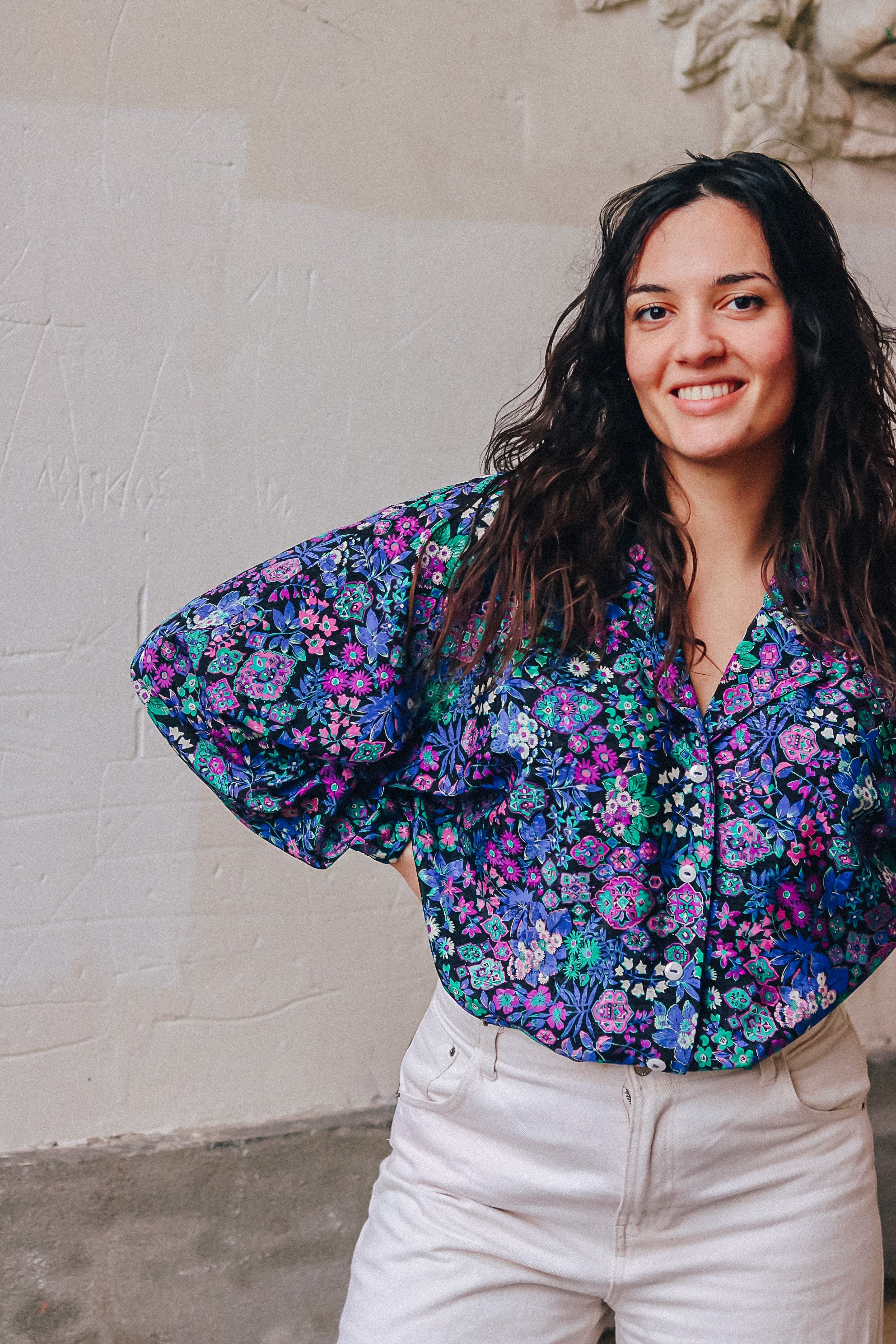 chemise bomba porté avec pantalon blanc