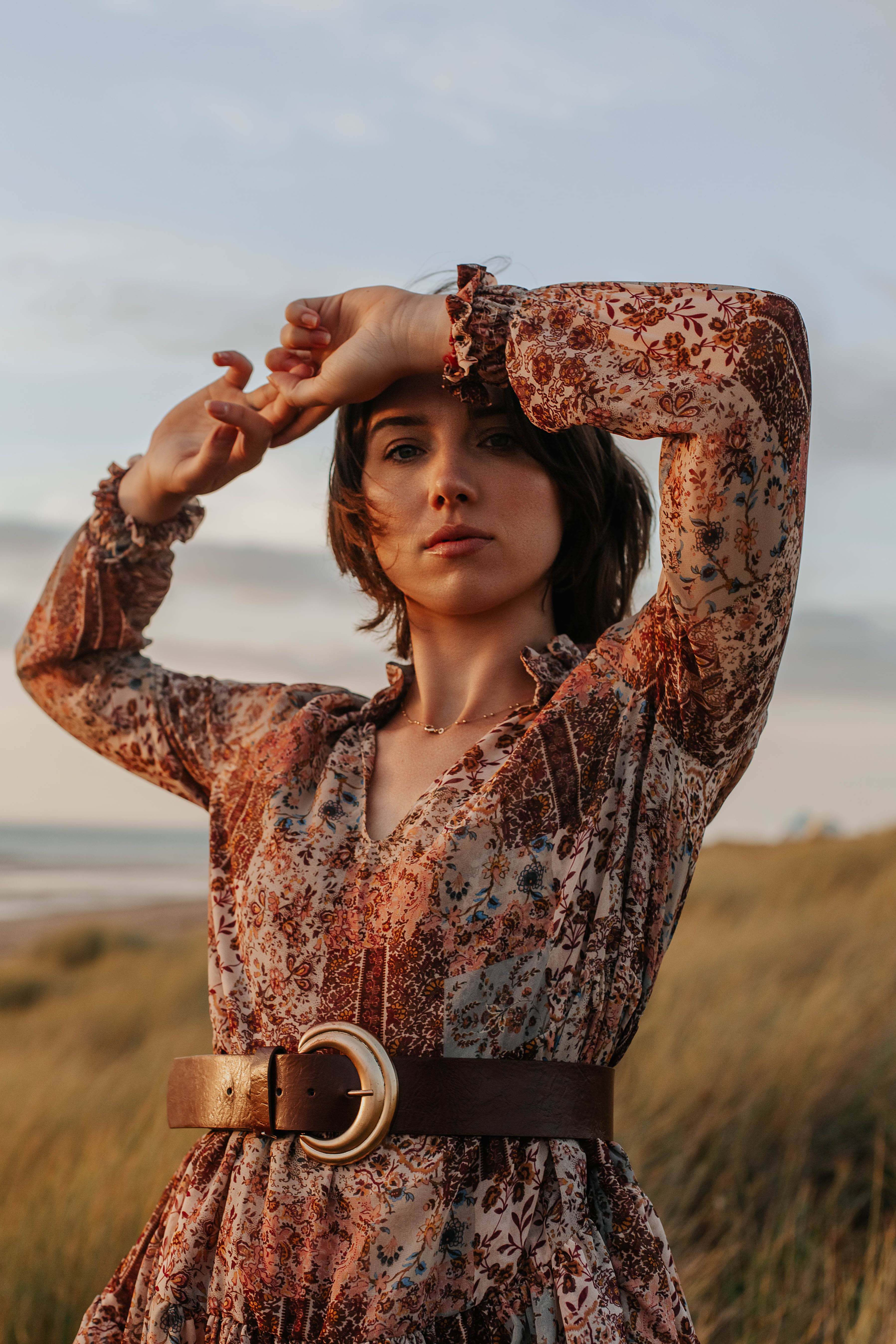 Margot porte la robe Deepa cousu, un patron de couture pour femme version robe ou blouse