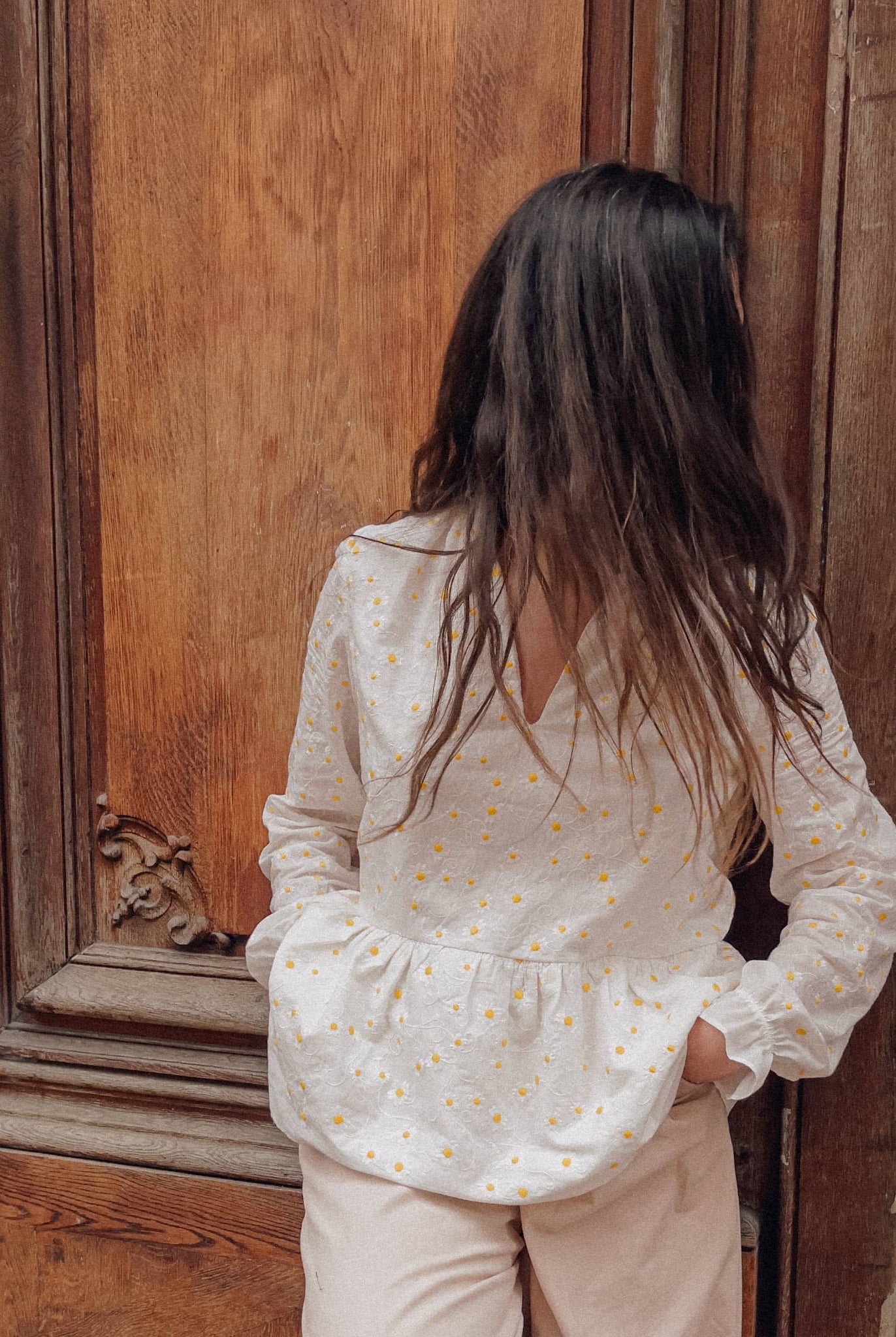 Patron pour femme blouse deepa cousue dans un coton brodé de chez Nuances Fabrics