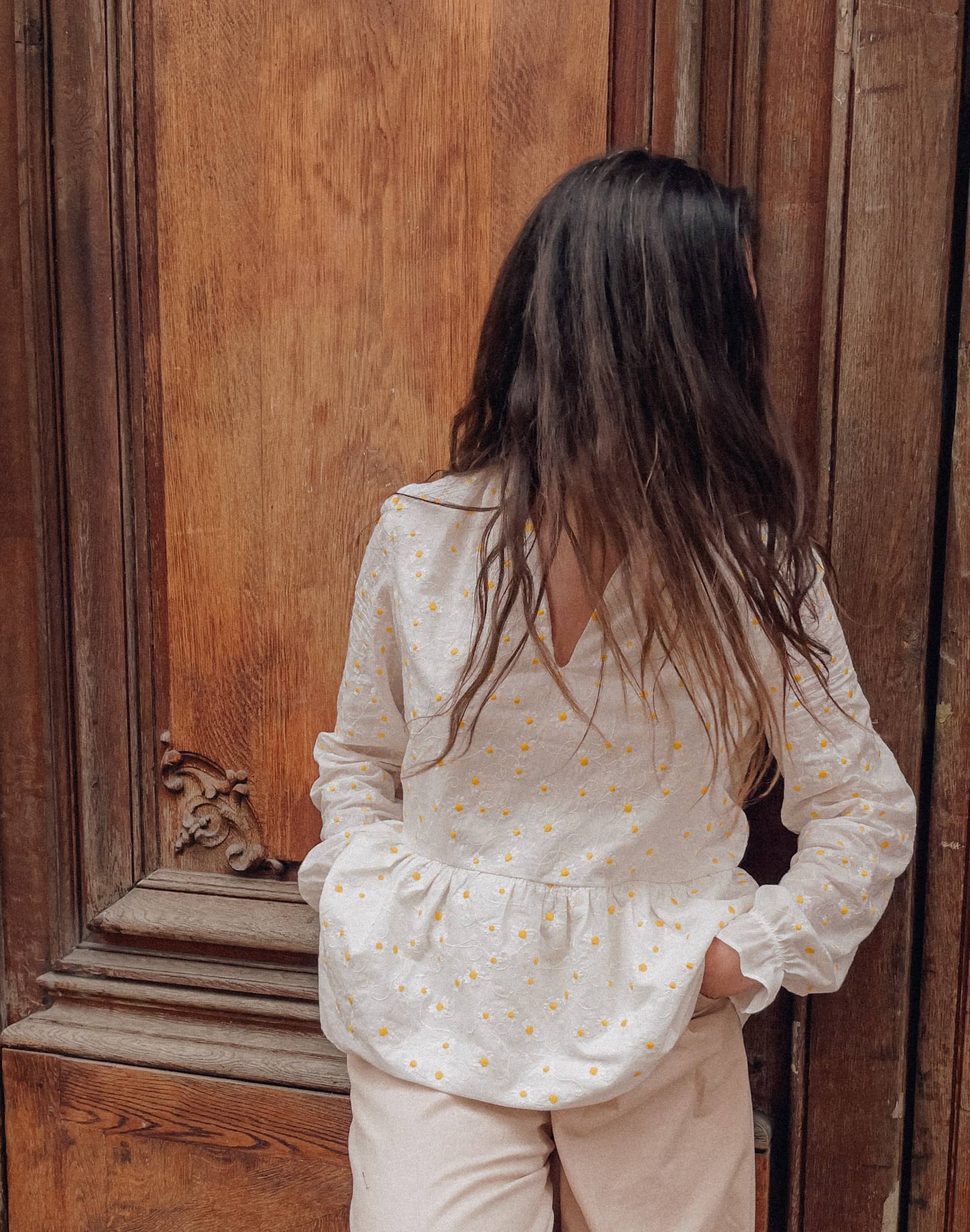 Patron pour femme blouse deepa cousue dans un coton brodé de chez Nuances Fabrics