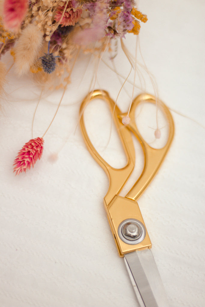 Ciseaux_en_acier_et_or