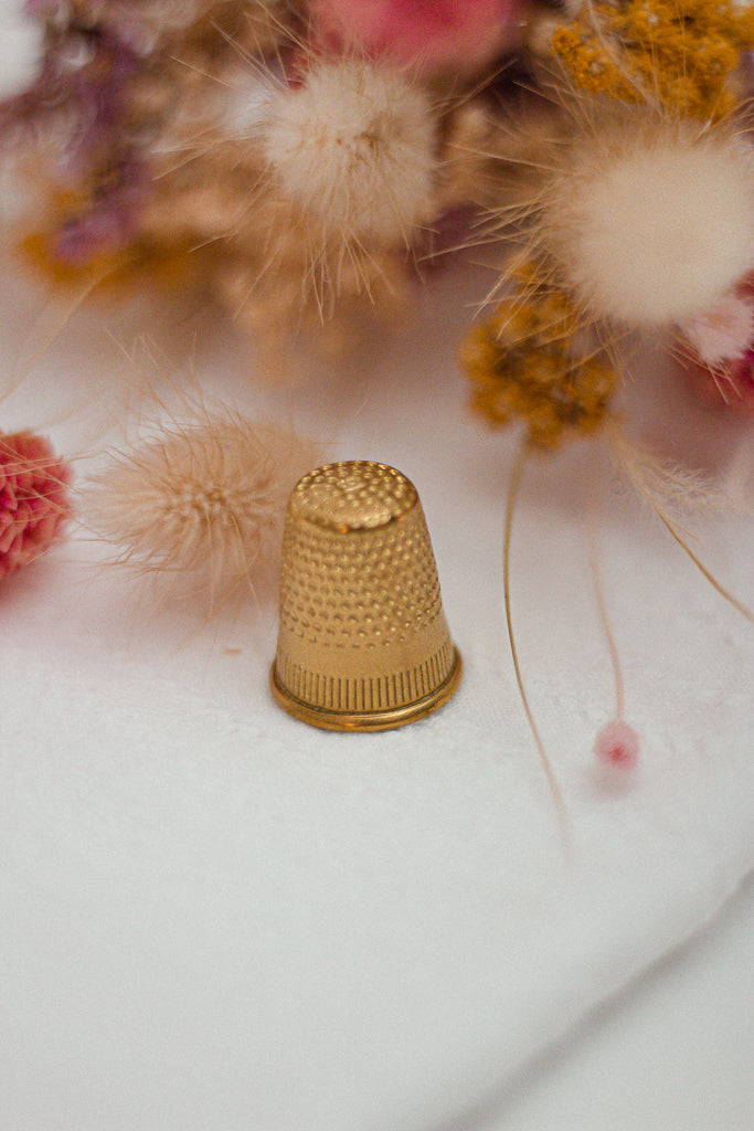 dé à coudre pour couturière ne laiton doré