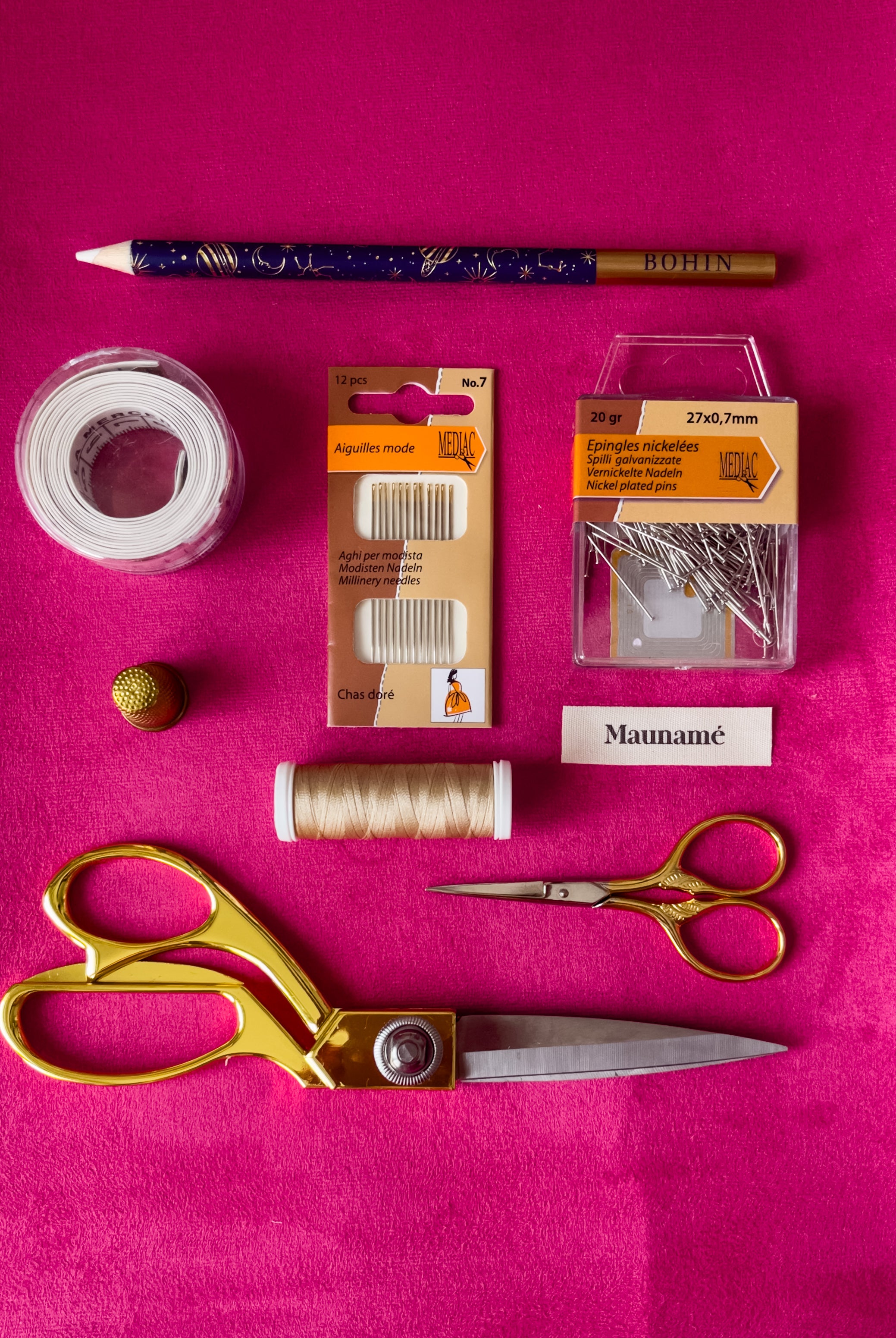 ciseaux, crayon et outils de mercerie maunamé