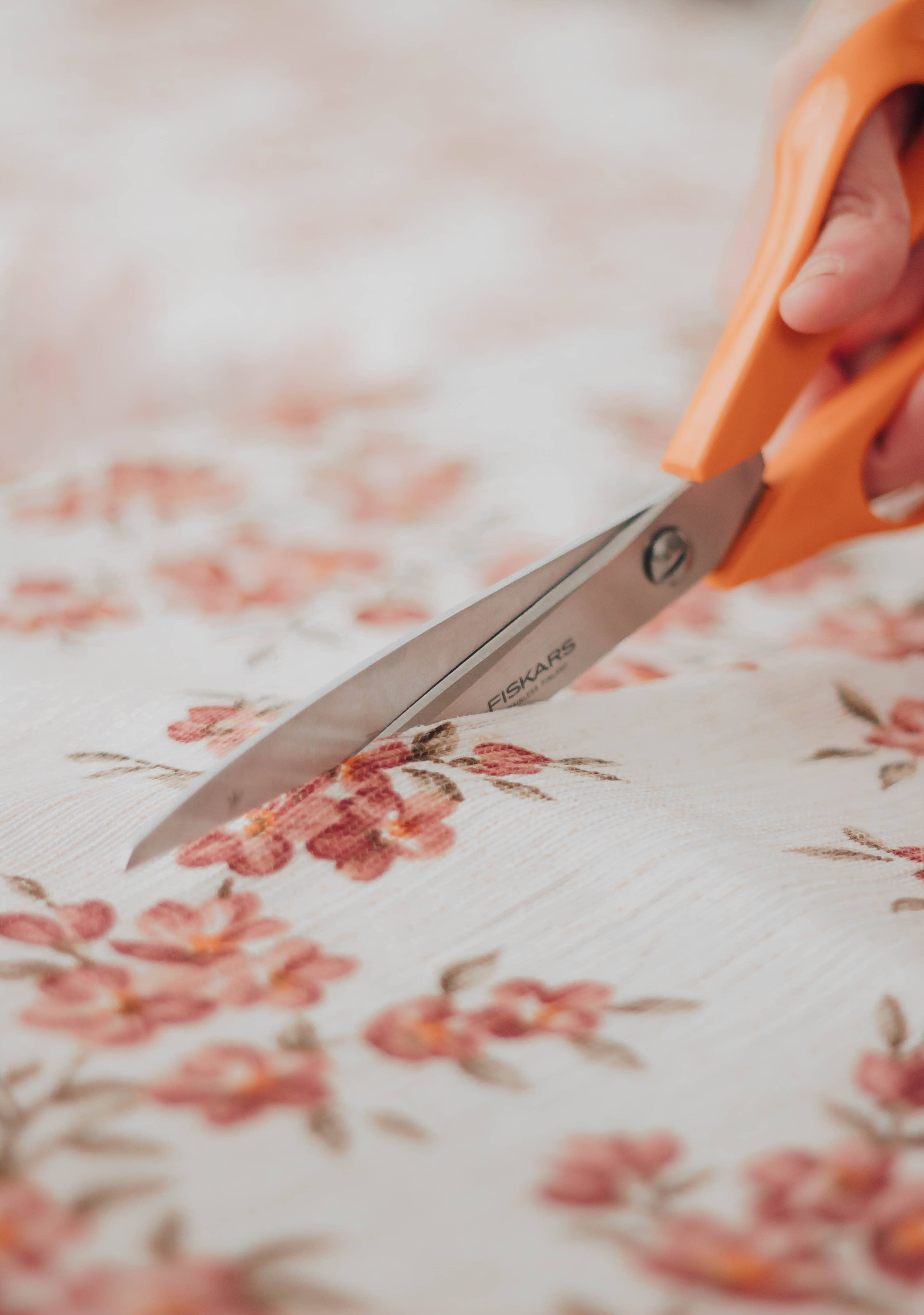 ciseaux fiscars orange et tissus fleurs