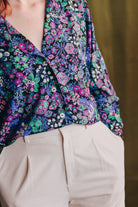 Chemise bomba portée avec le pantalon beige