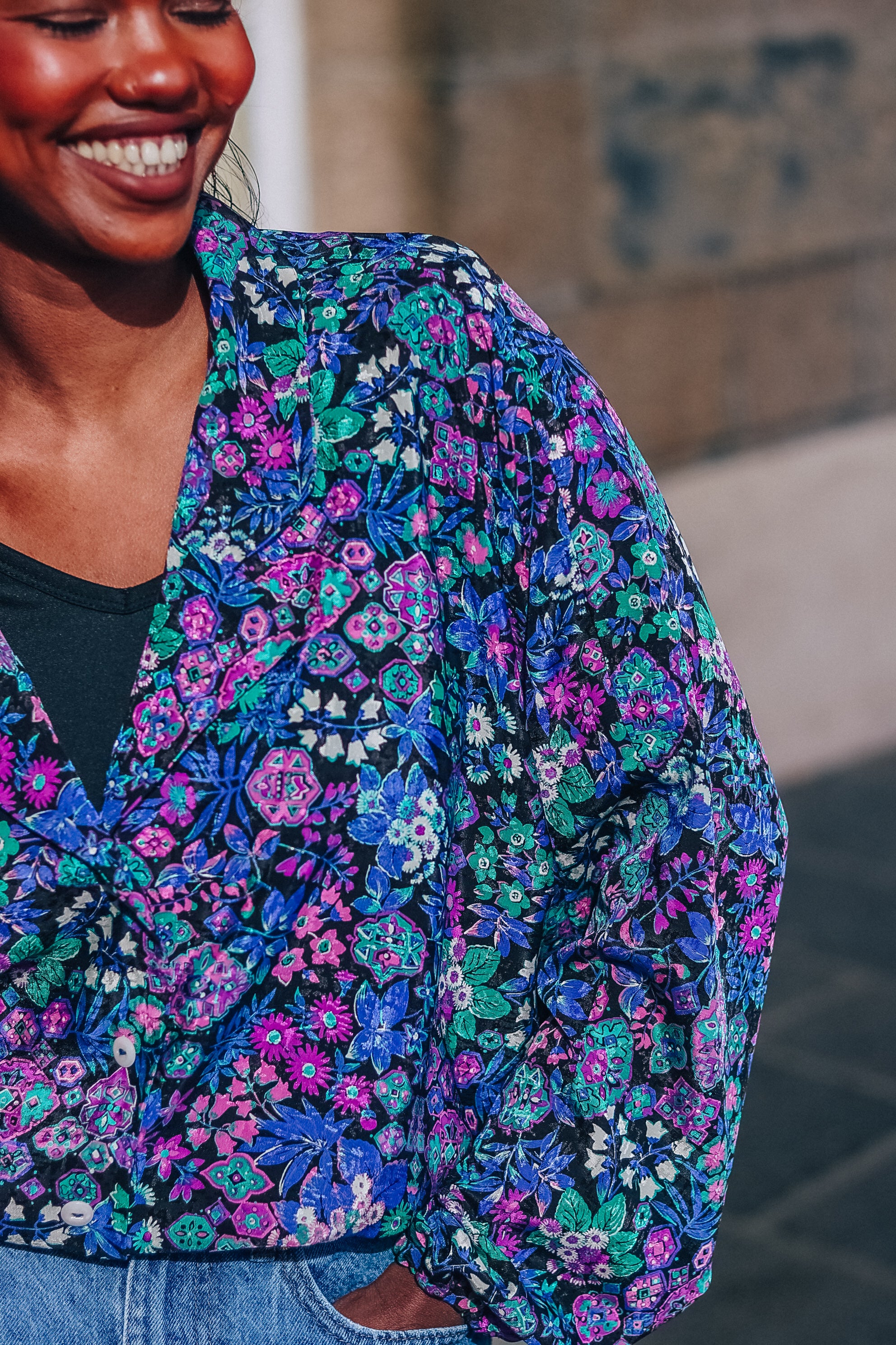 focus sur le col et le tissu de la chemise bomba cousu main 