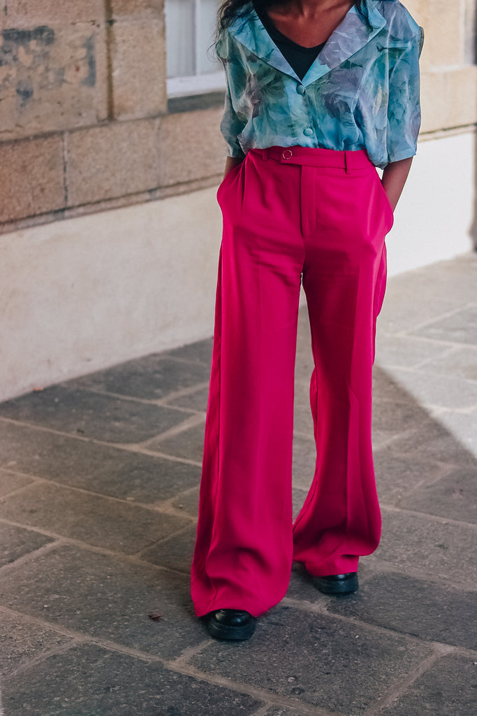 look maunamé porté par Rogueya avec un pantalon rose et une chemise bleue
