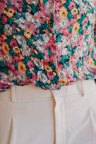 focus sur le motif fleuri de la chemise priya 