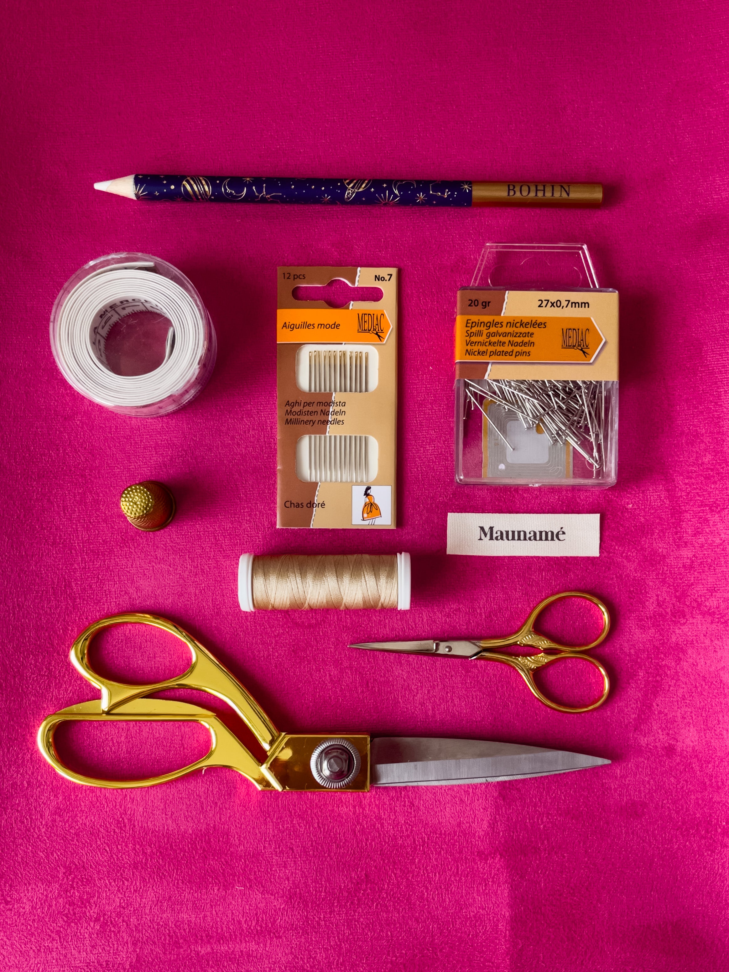 ciseaux, crayon et outils de mercerie maunamé